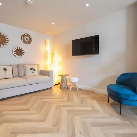 Short At 68a Appartement